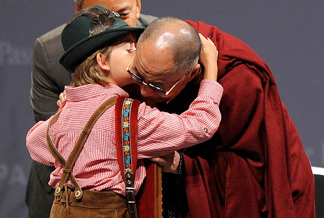 Dalajláma se omluvil za polibek v chrámu. Ocucej mi jazyk, vyzval chlapce