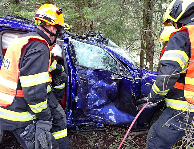 Maserati po nehodě samo přivolalo pomoc, muže a ženu z něj vyprostili hasiči