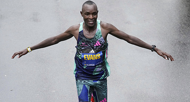Chebet obhájil triumf na maratonu v Bostonu, Kipchoge skončil šestý