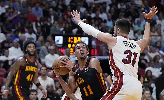 Krejčí míří s Atlantou do play off, Lakers ubojovali postup v prodloužení