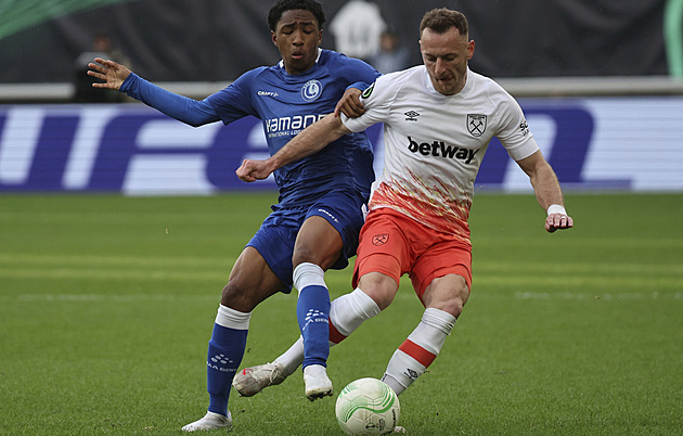 Coufal pomohl West Hamu ve čtvrtfinále Konferenční ligy k remíze v Gentu