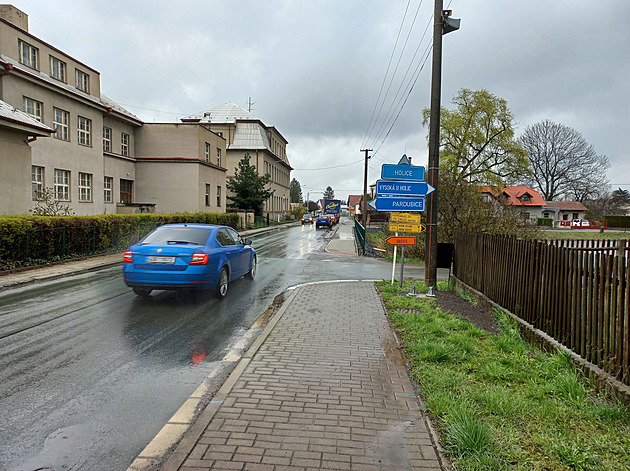 Místo dvou kilometrů patnáct. Objížďky v Pardubickém kraji trápí řidiče