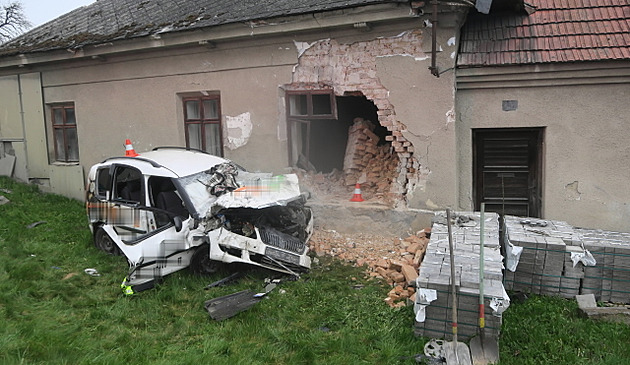 Řidič na Přerovsku vyjel ze silnice a probořil část domu, na místě zemřel