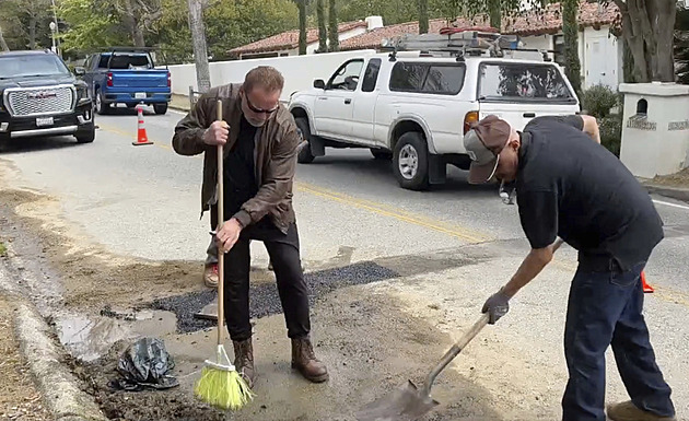 Schwarzeneggera rozčílila neschopnost úřadů, sám opravil díru na silnici