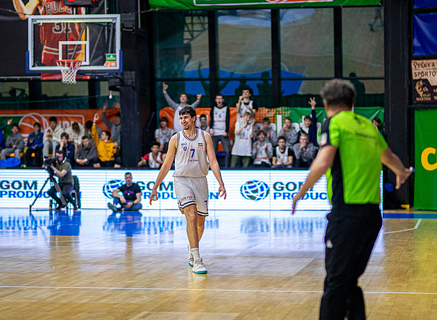 Basketbalisté Slavie si vynutili v předkole třetí zápas, USK přešel přes Kolín