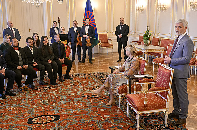 Hradem zněla romská hymna, nechyběla ani vlajka. Pavel přijal romské studenty