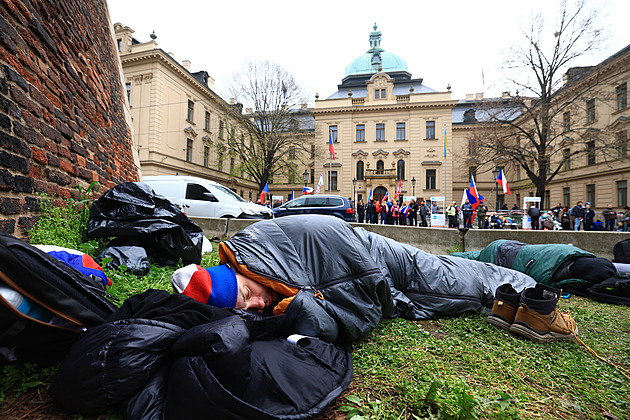 OBRAZEM: Spacáky a k snídani tlačenka. Rajchlovi demonstranti nocovali na ulici