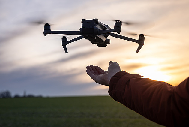 Stát zaplatí rekvalifikaci na pilota dronu. Ale jen handicapovaným bez práce