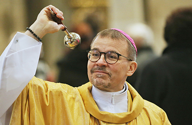 Velikononí mi v chrámu sv. Bartolomje v Plzni celebroval biskup Tomá Holub....