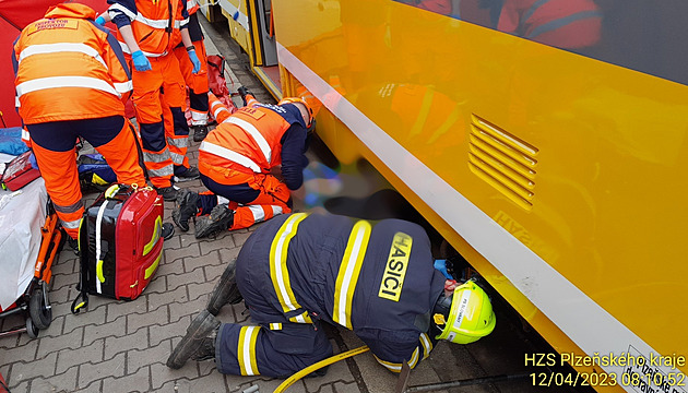 Při střetu s tramvají žena málem přišla o nohu, hasiči soupravu nadzvedli