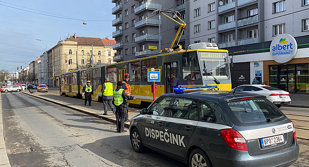 Ženu srazila tramvaj. Hasiči soupravu nadzvedli, aby zraněnou dostali ven