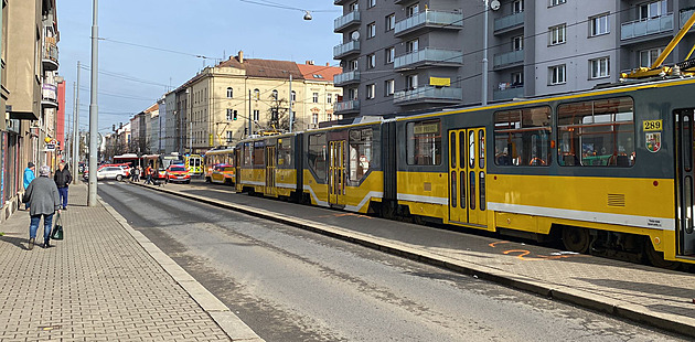 Tramvaj v Plzni srazila malého chlapce, přecházel mimo určené místo
