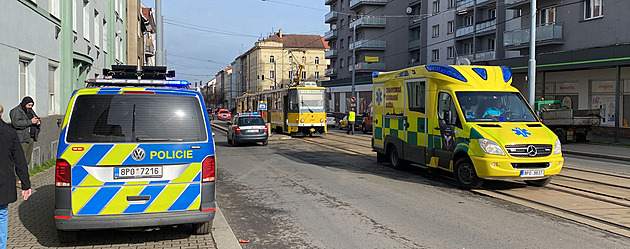 Tramvaj v Plzni vláčela ženu mezi zastávkami, řidič půjde před komisi