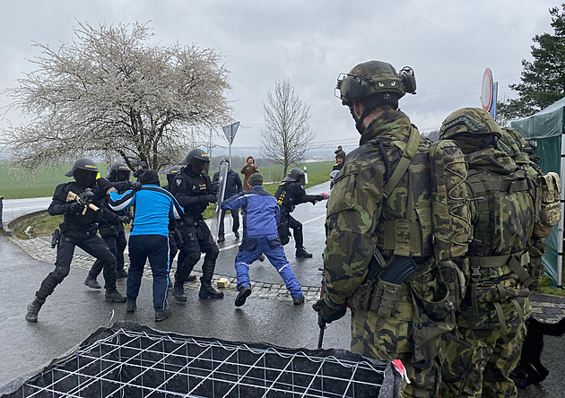 Aktivní zálohy cvičily obranu rozvodny před rozzuřenými demonstranty