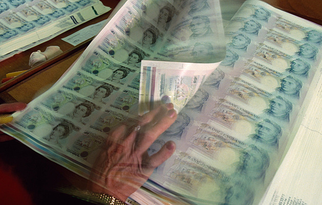 Zájem o bankovky je nejnižší za 20 let, hlásí prestižní britská tiskárna