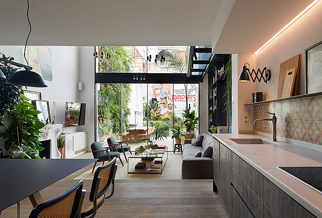 Toužil po nádherném bytě s kinem a knihovnou. Plusem jsou stěny ze skla