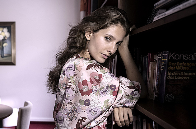 Hodně mě baví poznávat se zevnitř a posouvat v životě, říká Sara Sandeva