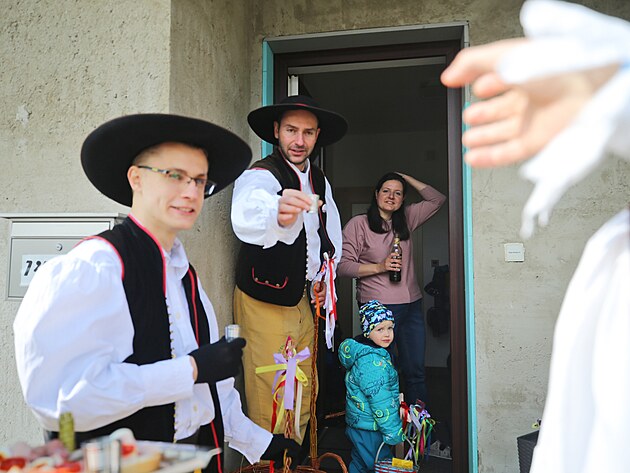 Tradi�n� velikono�n� obch�zka v Mart�nkov� u Moravsk�ch Bud�jovic. (10. dubna...