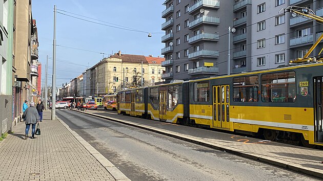 V Plzni na Slovanech srazila tramvaj starí enu. Ta utrpla váný úraz nohy a...