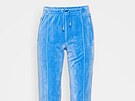 Nebesky modrá bunda Juicy Couture (2350 K) a kalhoty ve stejném odstínu (2090...