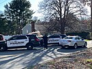 North Dighton, Massachusetts. Policejní auta nedaleko domu Jacka Teixeiry (13....