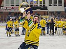 Zlínský hokejista Martin Novotný s trofejí pro vítze první ligy.