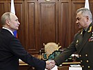 Ruský prezident Vladimir Putin (vlevo) se setkal s ministrem obrany Sergejem...