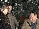 Severokorejský vdce Kim ong-un sleduje v doprovodu manelky a dcery odpálení...
