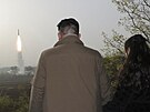 Severokorejský vdce Kim ong-un sleduje v doprovodu dcery odpálení balistické...