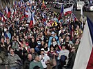Demonstranti proti vlád se z Václavského námstí v Praze pesunuli ke Strakov...