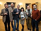 Zdeka Nerudov (uprosted) s kolegy pi slavnostnm ktu knihy Po stopch...