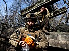 Voják z ukrajinské 80. brigády jí velikononí kolá v pedsunuté pozici bhem...