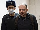 Ruský opoziní aktivista Vladimir Kara-Murza je eskortován na soudní jednání v...
