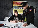 Mu naslouchá ruskému vojákovi v mobilní náborové kancelái v Simferopolu na...