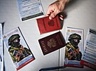 Ruský pas, vojenský prkaz a informaní broury v mobilní náborové kancelái v...