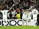 Fotbalisté Realu Madrid se radují z gólu proti Chelsea.