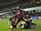 Fotbalisté AC Milán oslavují gól proti Neapoli.