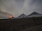 Láva a pára jsou vidt bhem erupce sopky Bezymjannyj (vlevo), sopky Kame...