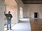 Restaurátor Petr Novotný pi restaurování nástnných maleb v Rytíském sále