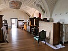 Historický nábytek, obrazy i koberce jsou nyní uloeny v barokním sále.