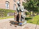 Sedící sochu Hanse Christiana Andersena najdete naproti vchodu do zábavného...