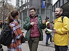 Zástupci organizace Greenpeace na srazu u budovy hlavního nádraí v Praze ped...