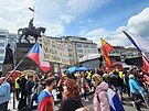 Na Václavském námstí se v nedli odpoledne schází tisíce lidí, aby spolen...
