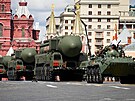 Ruské balistické rakety RS-24 Jars jsou vystaveny bhem vojenské pehlídky v...