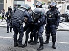 Policisté pacifikují úastníka pochodu fanouk Slavie Prahou ped utkáním se...