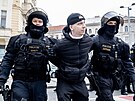 Policisté pacifikují úastníka pochodu fanouk Slavie Prahou ped utkáním se...