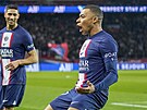 Útoník PSG Kylian Mbappé slaví gól v utkání proti Lens