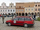 Volkswagen Passat Variant z roku 1992 posádky idnes.cz na námstí v Teli tsn...