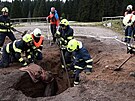 K se v Pebuzi na Sokolovsku propadl do starho dolu