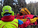 Turistku t�hli do vrtuln�ku na lanech
